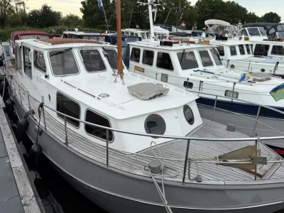 motorvlet afgemeerd in jachthaven