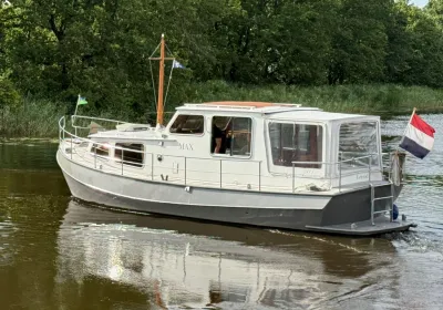 witte motorvlet op water met bomen