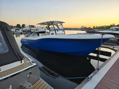motorboot in een jachthaven bij zonsondergang