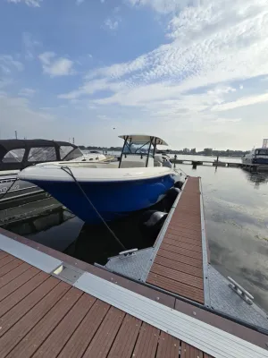 blauwe motorboot afgemeerd bij steiger