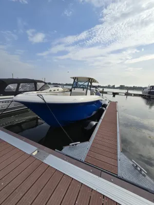 blauwe motorboot afgemeerd bij steiger