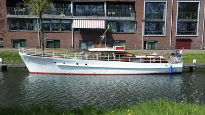 klassiek motorjacht afgemeerd bij kade