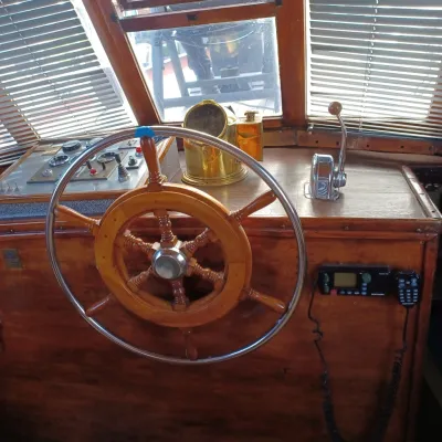 stuurhut met houten stuurwiel en instrumenten