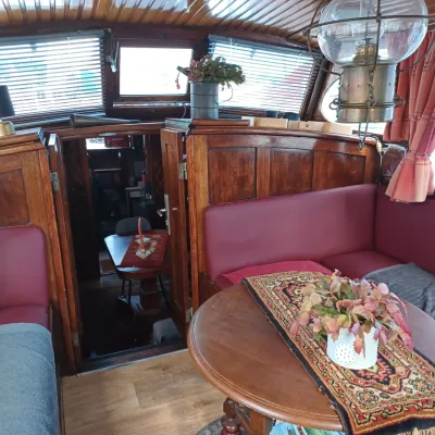 Interieur van klassiek motorjacht met zithoek