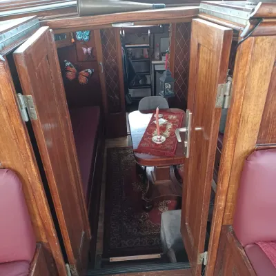 interieur van klassiek motorjacht met tafel
