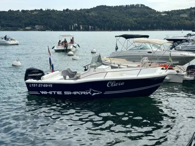 boot afgemeerd in een marina op het meer