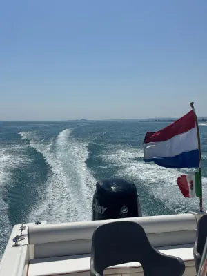 achterzijde van boot met buitenboordmotor
