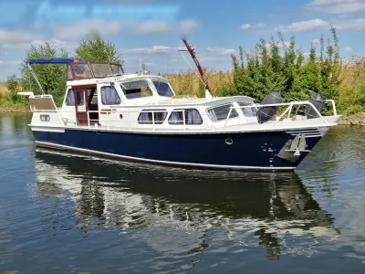 kajuitmotorjacht met blauw-witte romp