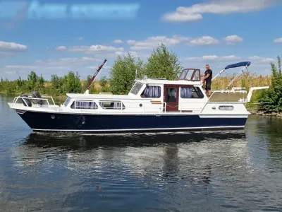 motorjacht op rustig kanaal