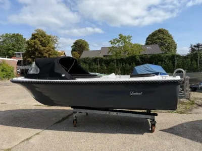 sloep op bok op buitenopslag