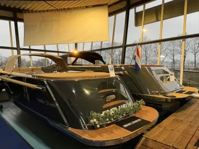 twee sloepen in showroom bij grote ramen