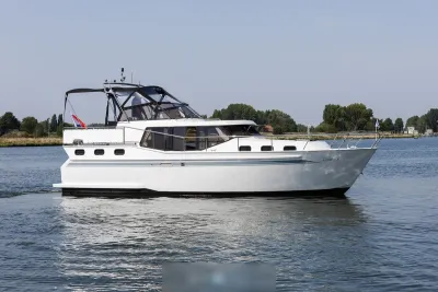 wit motorjacht op rustig water