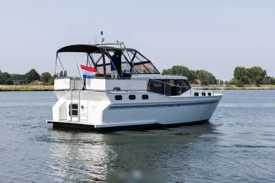 wit motorjacht op kalm water