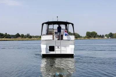 achteraanzicht van motorjacht op water