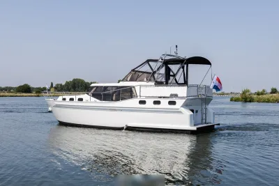 wit motorjacht liggend op rustig water