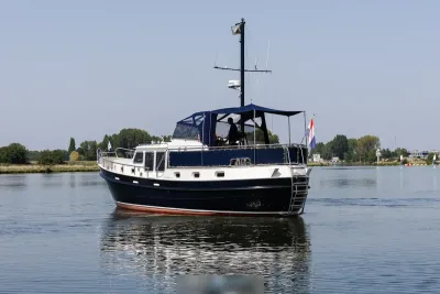 motorjacht varend op rustig water
