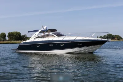 motorjacht op rustig water