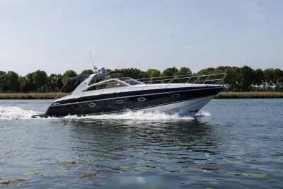 motorjacht varend op binnenwater