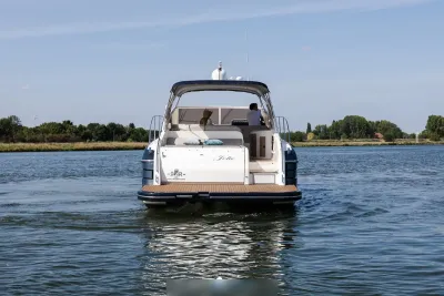 achterzijde van jacht op water