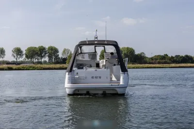 Achteraanzicht van motorboot op rivier