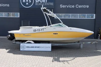 geel-witte sportboot op trailer