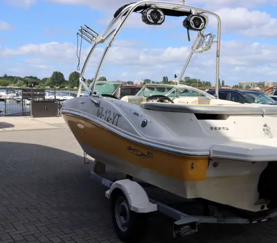 boot op trailer bij jachthaven