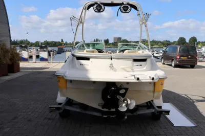 Achterkant van een motorboot op trailer bij haven