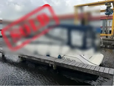 sportcruiser aan de steiger met kap