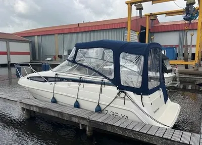 sportcruiser met kap afgemeerd bij steiger