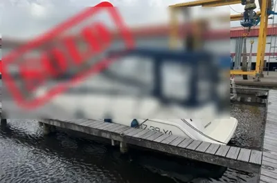sportcruiser aan de steiger met kap