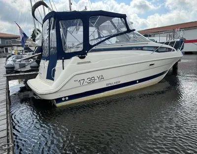 sportcruiser afgemeerd in jachthaven