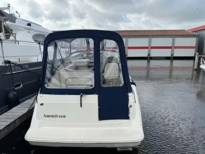 achterzijde van motorboot met kap in jachthaven