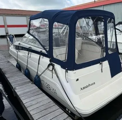 sportcruiser afgemeerd bij een steiger
