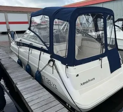 sportcruiser afgemeerd bij steiger