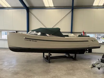 sloop in opslaghal met afdekzeil