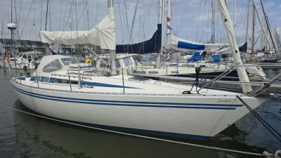 zeiljacht afgemeerd in een jachthaven