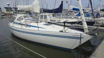 zeiljacht aangemeerd in een jachthaven