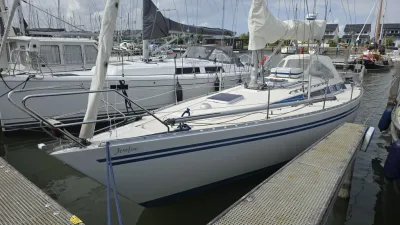 zeiljacht afgemeerd in jachthaven