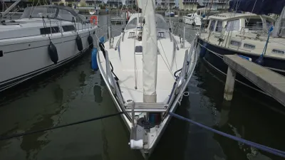 Voorkant van zeiljacht in haven