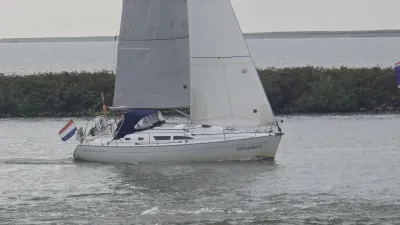 zeilboot varend in kalm water