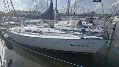 zeilboot aangemeerd in jachthaven