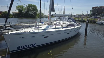 zeiljacht afgemeerd in jachthaven
