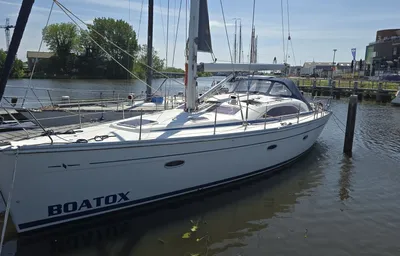 zeiljacht afgemeerd in jachthaven