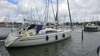 zeiljacht afgemeerd in jachthaven