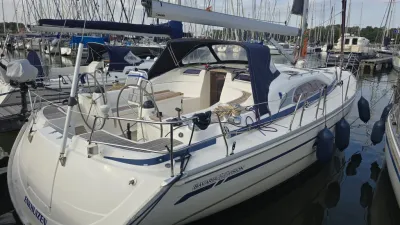 zeilboot afgemeerd in jachthaven