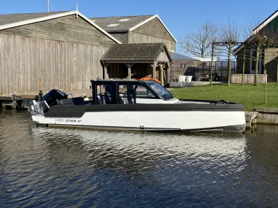 motorboot aangemeerd bij houten kade