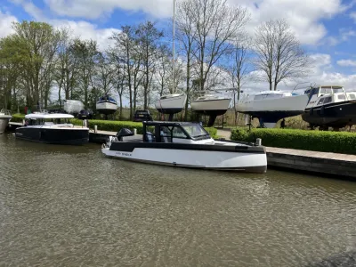 wit aluminium boot aangemeerd bij steiger