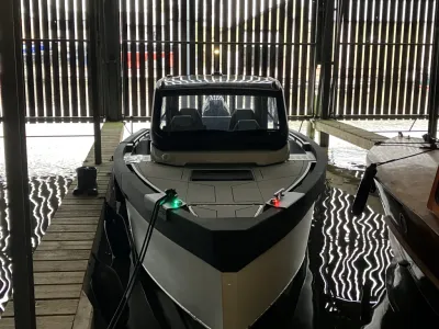 boot aangemeerd in overdekte ligplaats