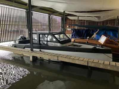 boot in loods naast houten steiger