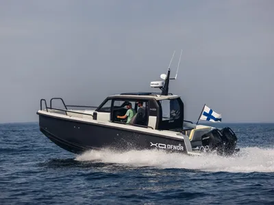 sportboot op open water met opvarenden